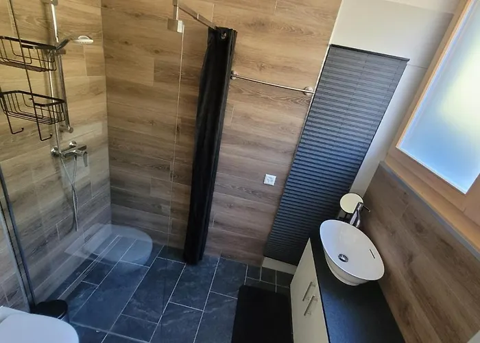 אורחן Des Charmettes